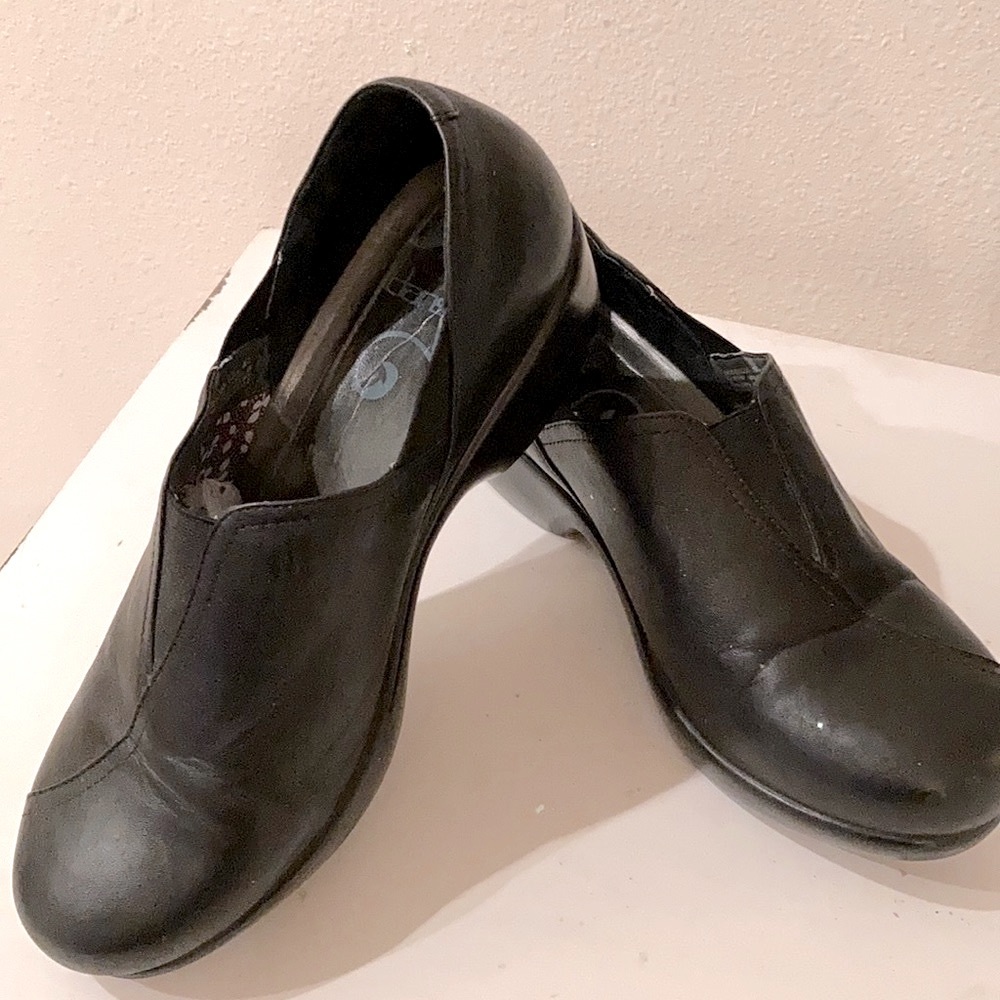 Dansko Black Elasticized Nurse Clogs (40/8.5-10)